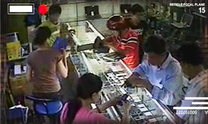 Phanh phui kiểu trộm điện thoại đắt tiền chớp nhoáng