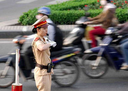 Ảnh: Nữ cảnh sát giao thông xinh đẹp trên phố Sài Gòn