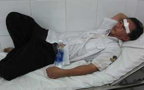 Giành khách, tài xế taxi 'choảng' nhau trọng thương