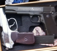 Mang súng nghênh ngang đi giữa thủ đô