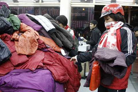 Rét đậm, áo phao vừa bán vừa ‘chửi’ khách