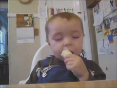 Ngộ nghĩnh clip cậu bé vừa ngủ gật vừa ăn chuối