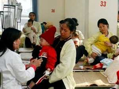 Cảnh mẹ ôm con la liệt tại các khoa Nhi ở Hà Nội