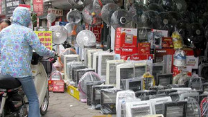 Hà Nội rét đậm: Túi, quạt sưởi 'cháy' hàng