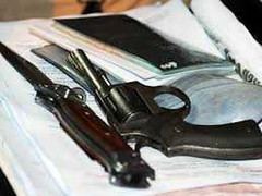 Nã súng vào ô tô giữa ban ngày