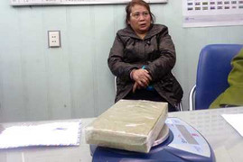 Bắt giữ nữ quái mang ma túy đến bán tại quán cafe