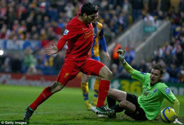 Cầu thủ xấu tính nhất hành tinh lại ghi bàn thắng 'bẩn'