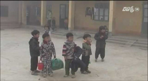 Những em bé đi bộ 9km đến trường trong rét buốt