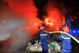 Nhà xưởng bốc cháy ngùn ngụt, cột khói cao cả trăm mét