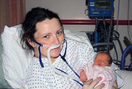 Mẹ suýt mất mạng vì móng tay của con