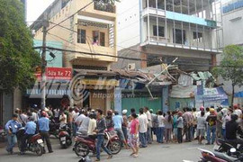 TPHCM: Rơi giàn nâng, 6 người thương tích nặng