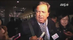 Clip: Cựu đại sứ Mỹ và chủ tịch Google tới Triều Tiên