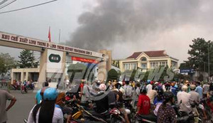 Bão lửa, hàng ngàn công nhân hoảng loạn tháo chạy