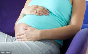 Bà ngoại tự mang bầu và sinh 2 đứa cháu