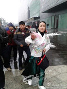 Thiếu nữ ăn vận cổ trang tung tiền giữa phố