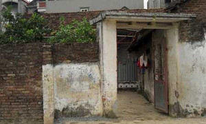 Côn đồ dùng dao, súng truy sát một gia đình trong đêm