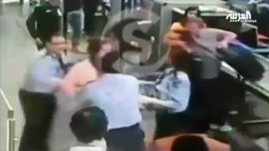 Clip: Nữ Đại sứ tát nữ cảnh sát giữa sân bay