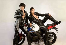 Video: Biểu diễn môtô trên 'cơ thể' người đẹp