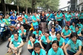 TP.HCM: Chủ bỏ đi, công nhân méo mặt nhìn Tết đến