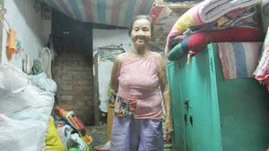 Xót thương cụ già 80 tuổi sống trong ngôi nhà đầy rác