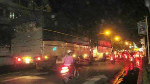 CSGT ngó lơ, xe tải nặng vô tư đi vào giờ cấm