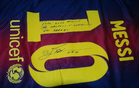 Xô đổ kỉ lục, Messi tri ân 'Vua dội bom'