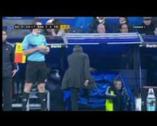 Ức thay Ronaldo, MOU suýt đá bóng vào mặt trọng tài