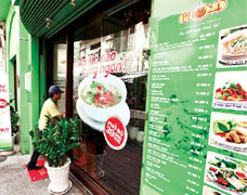 Doanh nghiệp Việt 'bán mình' để 'chạy làng'