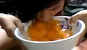 Clip: Cô gái uống 20 quả trứng vịt sống