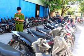 Bắt băng nhóm dùng roi điện đánh, cướp xe máy