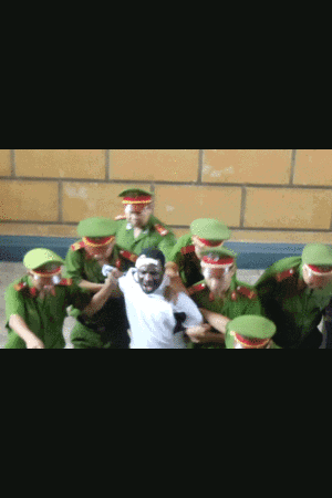 Phi công trẻ cặp máy bay bà già buôn ma túy, lãnh án tù