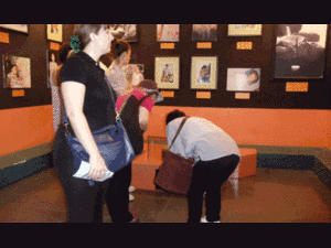 Đắng lòng, mộ thủy tinh giữa bảo tàng