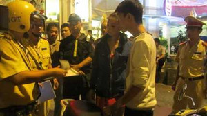 Ảnh: Giữa đêm truy kích quán bar ở trung tâm Sài Gòn