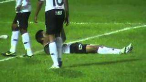 Đá phản lưới nhà, cả đội đổ gục xuống sân