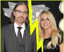 Britney Spears mất chồng, mất việc trong cùng một ngày