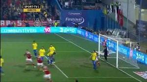 Bay người đánh gót hạ gục thủ môn trong chớp mắt