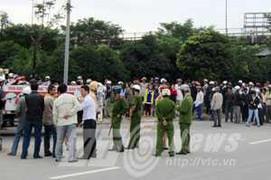 Tai nạn thảm khốc, hai mẹ con chết thảm dưới gầm xe tải