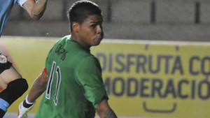 Kinh ngạc thủ môn chạy nhanh hơn cả bóng lăn