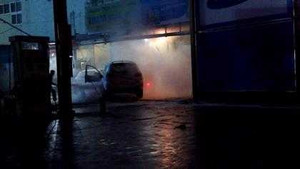 Video: Đổ nhầm xăng, ôtô Santa Fe bùng cháy dữ dội