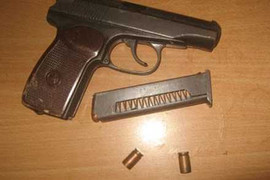 Hối lộ cảnh sát 97 triệu để thoát tội mang súng đi dạo