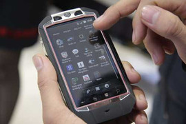 Ngắm điện thoại siêu xe 190 triệu đồng