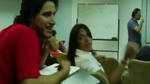 Trả giá vì trêu gái trong lớp học