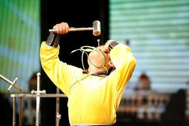 Got Talent: Khoan mũi, nuốt rắn, lấy tiền làm nhạc cụ