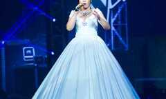 The Voice: Bất ngờ về chiếc váy kỷ lục của Xuân Nghi