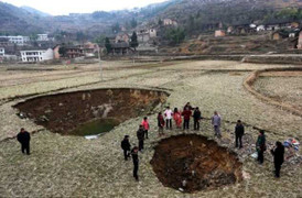 Hố tử thần 'nuốt chửng' ngôi làng ở Trung Quốc