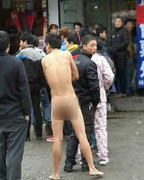 Kinh ngạc chàng trai khỏa thân mua vé tàu tết