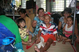 Bệnh nhân vẫn 'bò từ gầm giường' ra đón Bộ trưởng Y tế