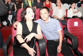 Hà Hồ hóa giải 'bức tường thành' mẹ chồng đại gia