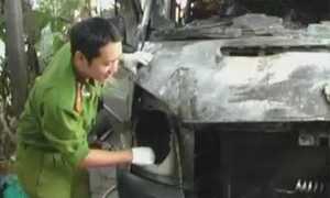Giữa đêm, ôtô Ford đột nhiên cháy rụi