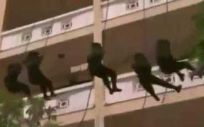 Xem Đội nữ cảnh sát đặc nhiệm đầu tiên luyện tập